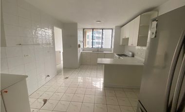 Se Vende Amplio Apartamento en Marbella (AL)