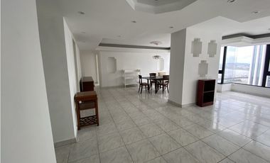 Se Vende Amplio Apartamento en Marbella (AL)
