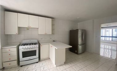 Se Vende Amplio Apartamento en Marbella (AL)