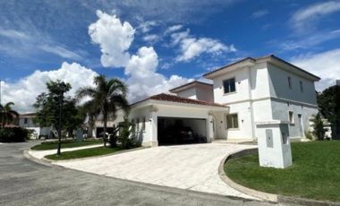 Vendo amplia y bella casa en Fairway Estates