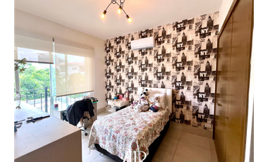 Vendo Espectacular Town Home en Santa Maria