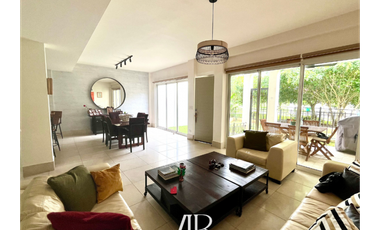 Vendo Espectacular Town Home en Santa Maria