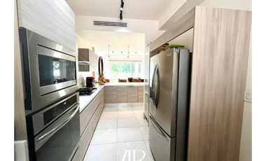 Vendo Espectacular Town Home en Santa Maria