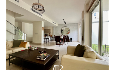 Vendo Espectacular Town Home en Santa Maria