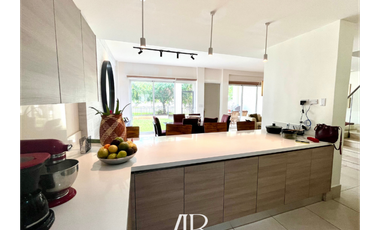 Vendo Espectacular Town Home en Santa Maria