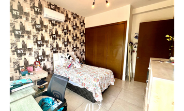 Vendo Espectacular Town Home en Santa Maria