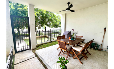 Vendo Espectacular Town Home en Santa Maria