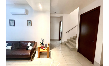 Vendo Espectacular Town Home en Santa Maria