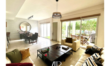 Vendo Espectacular Town Home en Santa Maria