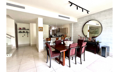 Vendo Espectacular Town Home en Santa Maria