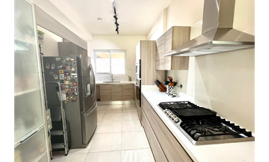 Vendo Espectacular Town Home en Santa Maria