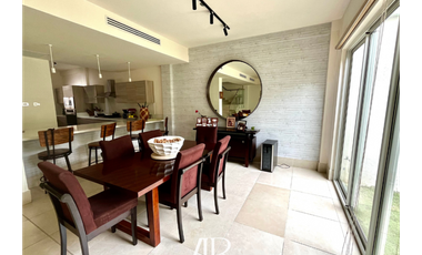 Vendo Espectacular Town Home en Santa Maria