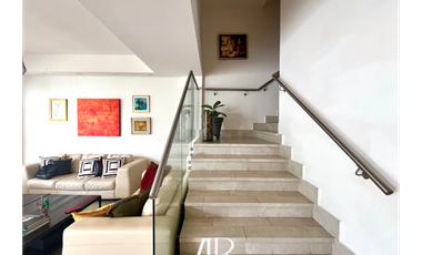 Vendo Espectacular Town Home en Santa Maria