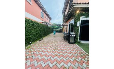 ¡Oportunidad única en Costa Sur! Venta de Moderna Casa en El Doral.