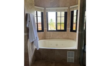 ¡Oportunidad única en Costa Sur! Venta de Moderna Casa en El Doral.