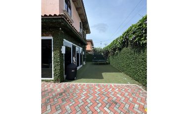 ¡Oportunidad única en Costa Sur! Venta de Moderna Casa en El Doral.