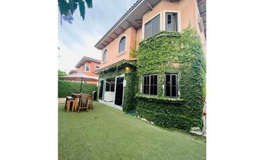 ¡Oportunidad única en Costa Sur! Venta de Moderna Casa en El Doral.