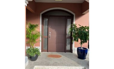 ¡Oportunidad única en Costa Sur! Venta de Moderna Casa en El Doral.