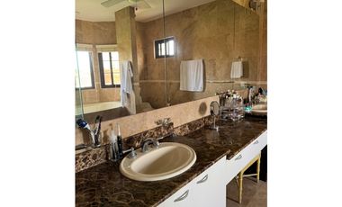 ¡Oportunidad única en Costa Sur! Venta de Moderna Casa en El Doral.