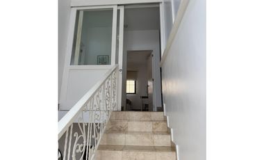 ¡Oportunidad única en Costa Sur! Venta de Moderna Casa en El Doral.