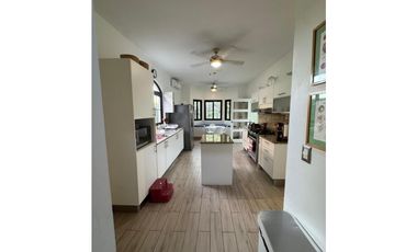 ¡Oportunidad única en Costa Sur! Venta de Moderna Casa en El Doral.