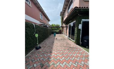 ¡Oportunidad única en Costa Sur! Venta de Moderna Casa en El Doral.