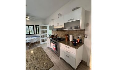 ¡Oportunidad única en Costa Sur! Venta de Moderna Casa en El Doral.