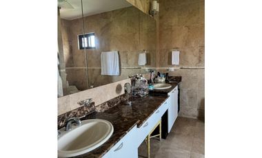 ¡Oportunidad única en Costa Sur! Venta de Moderna Casa en El Doral.