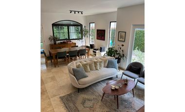 ¡Oportunidad única en Costa Sur! Venta de Moderna Casa en El Doral.