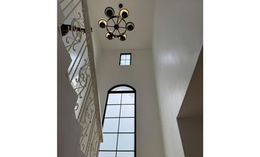 ¡Oportunidad única en Costa Sur! Venta de Moderna Casa en El Doral.