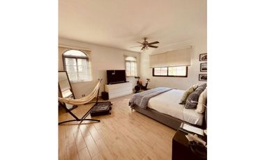 ¡Oportunidad única en Costa Sur! Venta de Moderna Casa en El Doral.