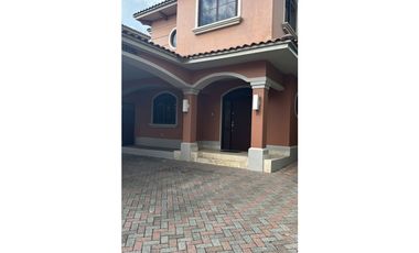 ¡Oportunidad única en Costa Sur! Venta de Moderna Casa en El Doral.