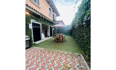 ¡Oportunidad única en Costa Sur! Venta de Moderna Casa en El Doral.