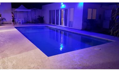 Se alquila por noches casa de playa con piscina en coronado