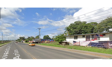 Venta de casa con terreno en Tocumen