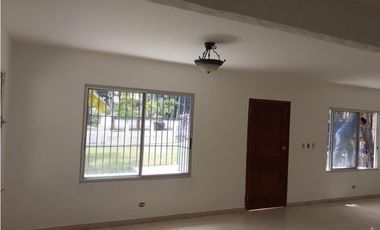 Se vende casa con amplio terreno en Coronado