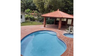 Se vende casa con amplio terreno en Coronado