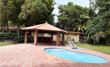 Se vende casa con amplio terreno en Coronado