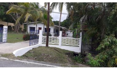 Se vende casa con amplio terreno en Coronado