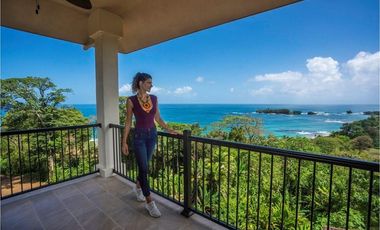 Se vende lujoso apartamento con vista al mar en Bocas del Toro