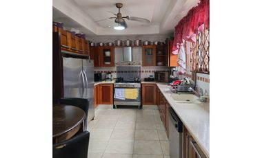 Oportunidad Única en Albrook – Hermosa Casa de Tres Niveles