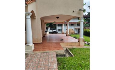 Oportunidad Única en Albrook – Hermosa Casa de Tres Niveles