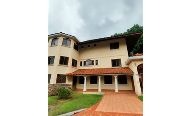 Oportunidad Única en Albrook – Hermosa Casa de Tres Niveles