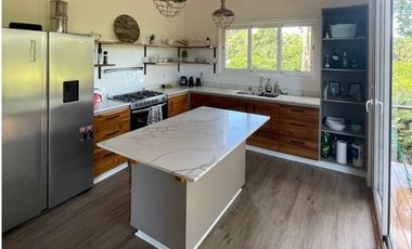 Casa amoblada en venta en Bocas del Toro .
