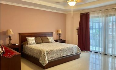 Residencia en Altos de Panamá/ Amplia Casa con 5 Recámaras y Den -D.G.