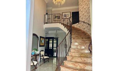 Residencia en Altos de Panamá/ Amplia Casa con 5 Recámaras y Den -D.G.