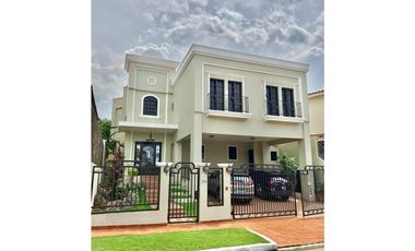 Residencia en Altos de Panamá/ Amplia Casa con 5 Recámaras y Den -D.G.