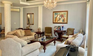 Residencia en Altos de Panamá/ Amplia Casa con 5 Recámaras y Den -D.G.