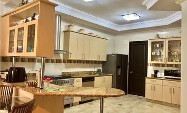 Residencia en Altos de Panamá/ Amplia Casa con 5 Recámaras y Den -D.G.
