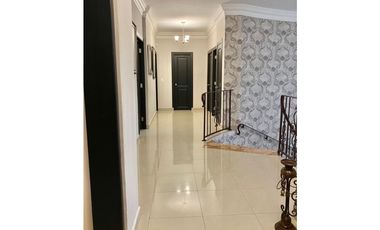 Residencia en Altos de Panamá/ Amplia Casa con 5 Recámaras y Den -D.G.